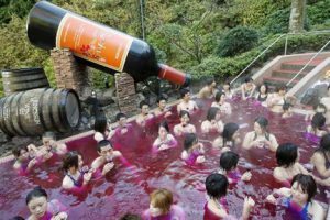 Bain de beaujolais dans un spa (Japon, 2008)